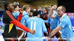 TNT为转播无声道歉的方式竟是遮挡半边屏幕，这操作着实有趣。 17分钟｜⚪️ 0-0 🔴 ｜ #曼联 来源：Stretford Paddock